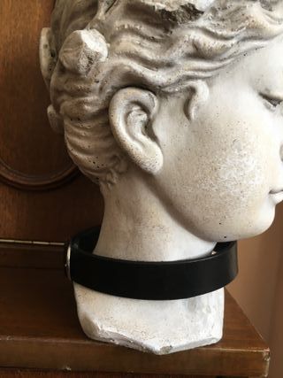 collar de piel con hebilla. hecho a mano