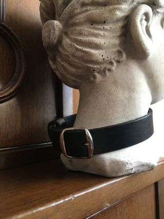 collar de piel con hebilla. hecho a mano