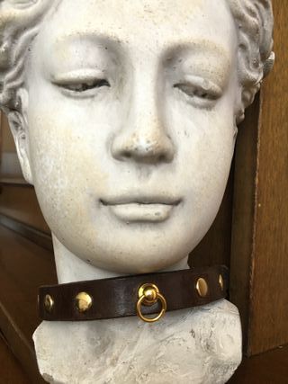 collar de piel con hebilla. hecho a mano