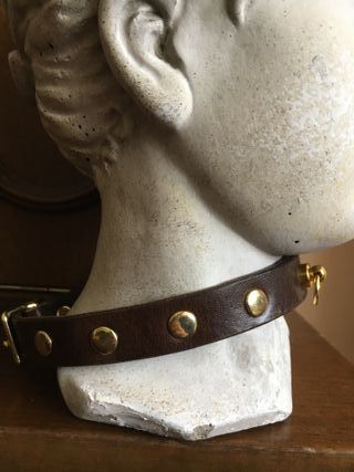collar de piel con hebilla. hecho a mano
