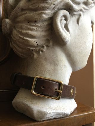 collar de piel con hebilla. hecho a mano