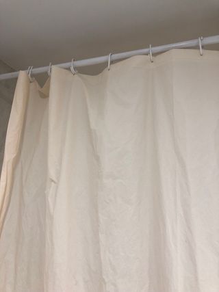 Barra extensible + cortina de baño de Ikea