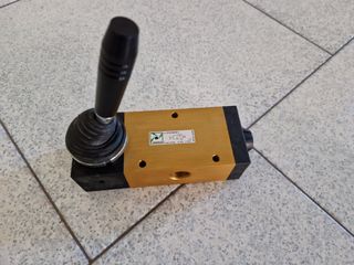 VALVOLE A COMANDO MECCANICO E MANUALE leva lateral