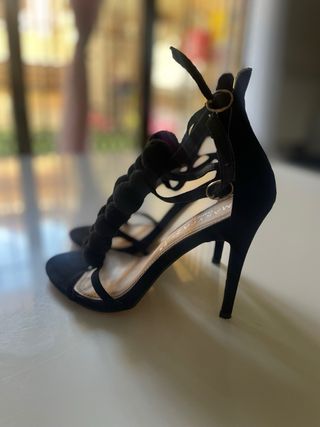 Sandalia negra tacon