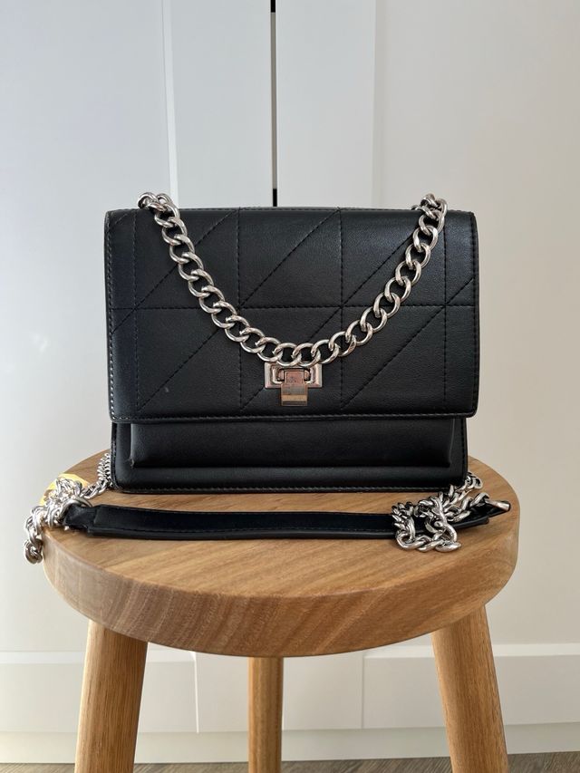 Bolso pequeño negro con cadenas plateadas