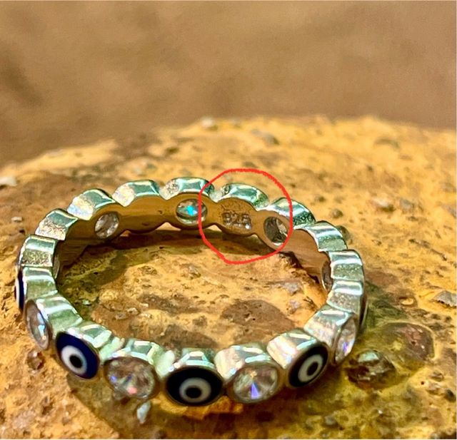 Anillo de plata con diseño de mal de ojo