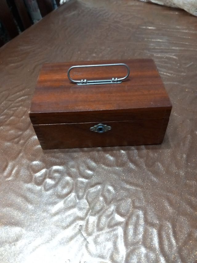 Salvadanaio in legno vintage