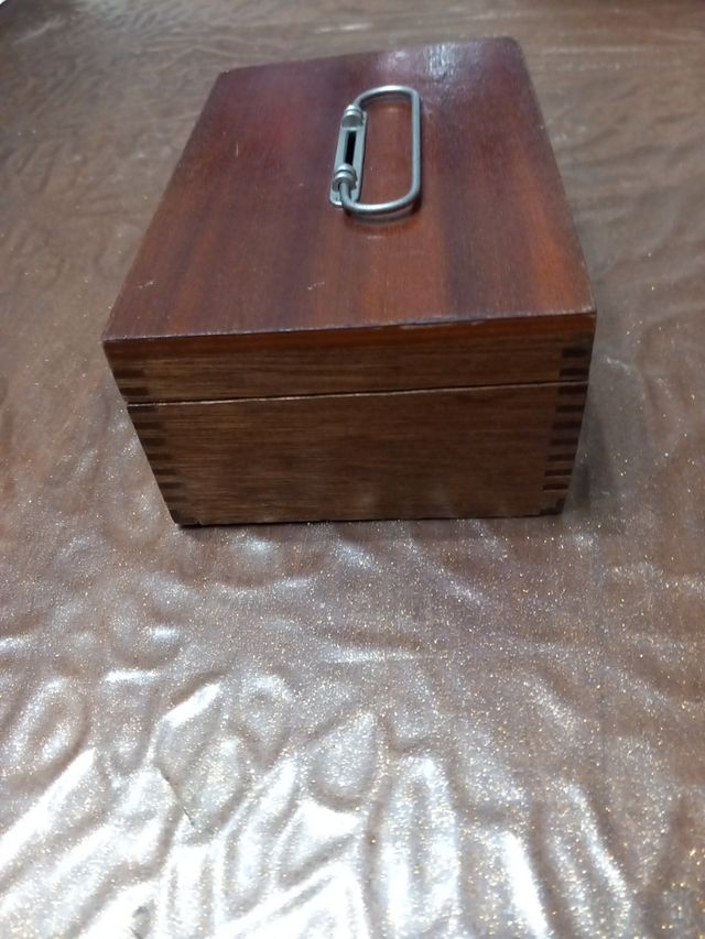 Salvadanaio in legno vintage