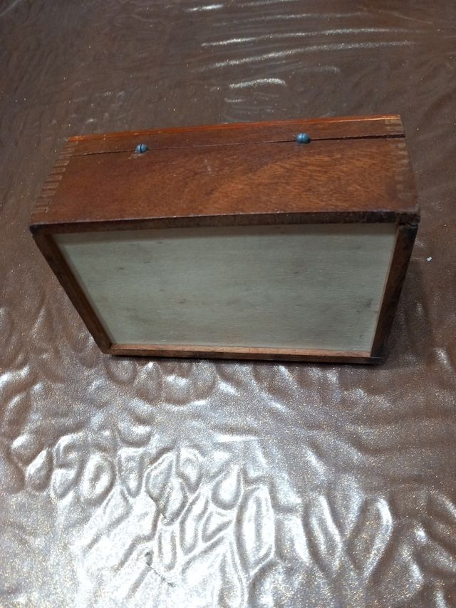 Salvadanaio in legno vintage