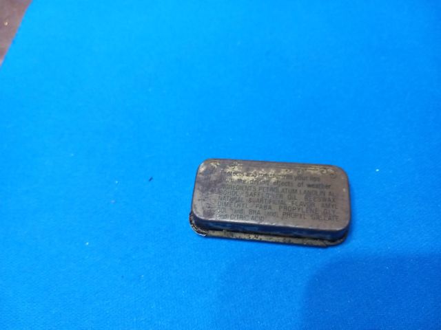 Vecchia scatolina latta con crema x labb