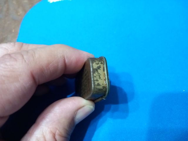 Vecchia scatolina latta con crema x labb