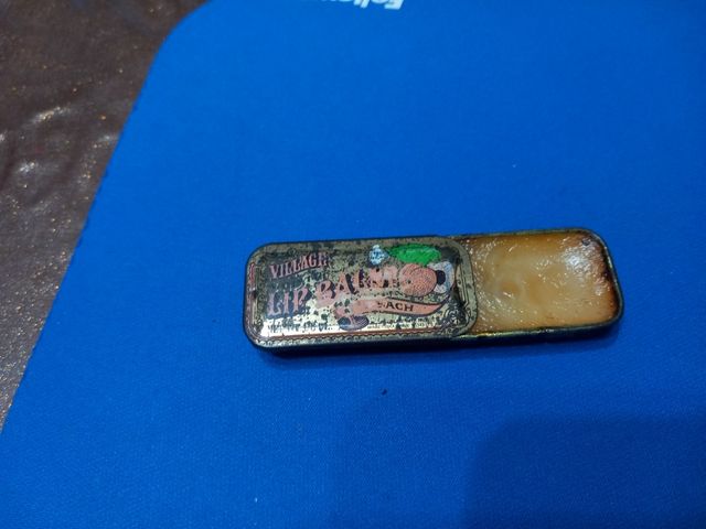 Vecchia scatolina latta con crema x labb