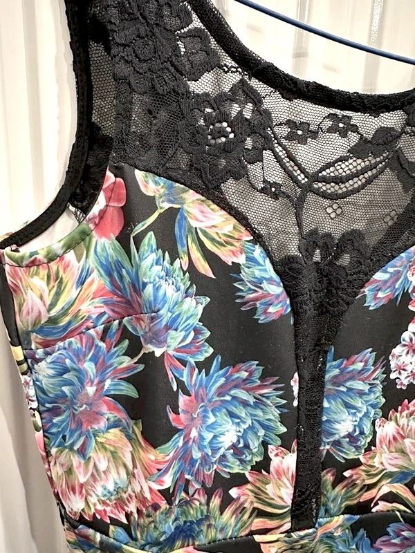 Top flores con encaje y volante