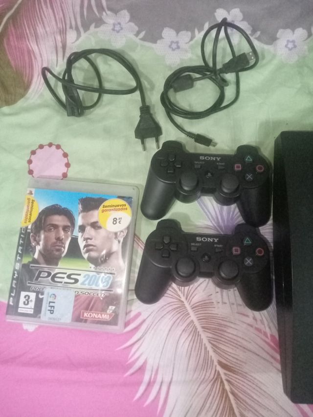PS3 con dos mandó y tres cables y un juego