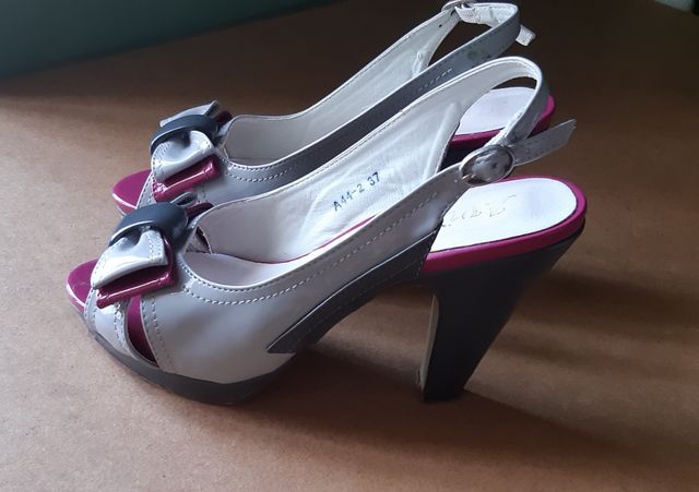 Sandalo in vernice tacco alto, 37