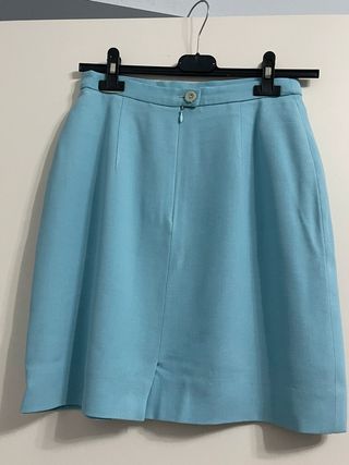 Traje de chaqueta y falta corta turquesa
