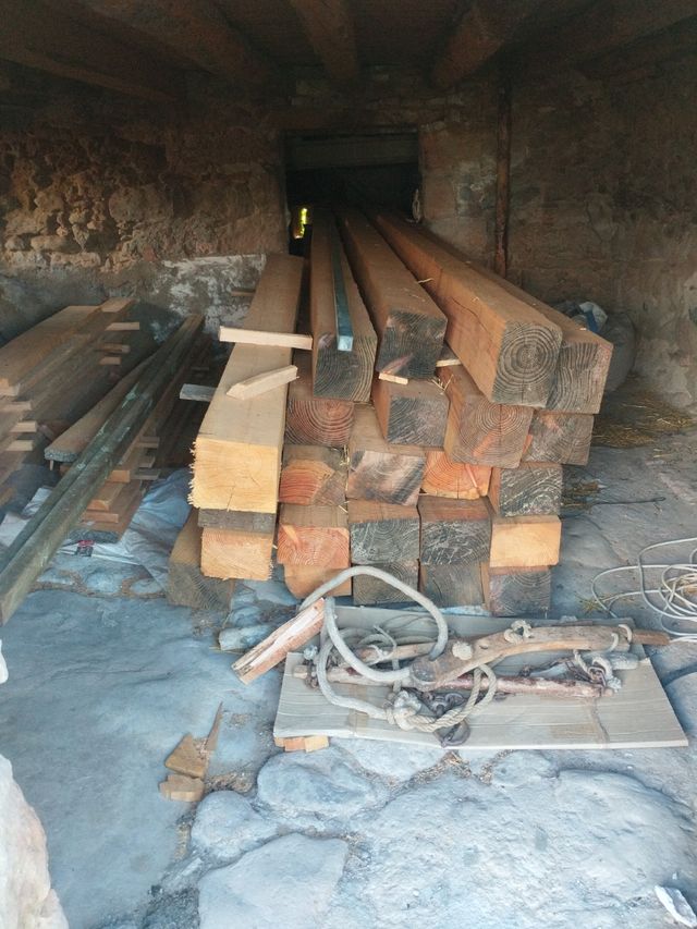 Bigues fusta grans rústiques. Vigas madera grandes