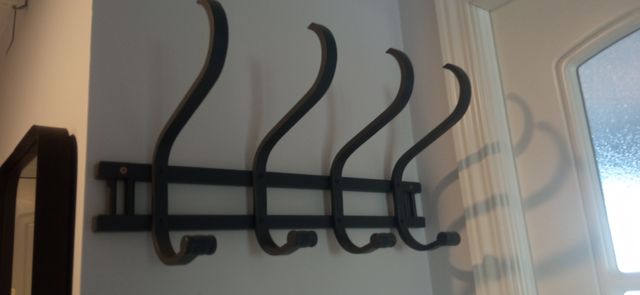 Perchero gris oscuro