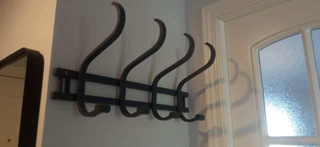 Perchero gris oscuro