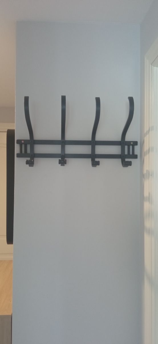 Perchero gris oscuro