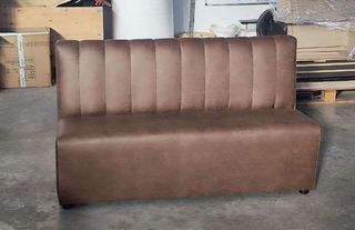 Sofa tapizado en polipiel tipo envejecido