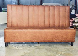 Sofa tapizado en polipiel tipo envejecido