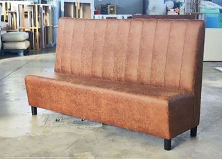 Sofa tapizado en polipiel tipo envejecido