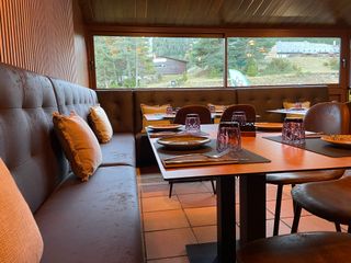 Sofa tapizado a cuadros en polipiel