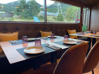 Sofa tapizado a cuadros en polipiel