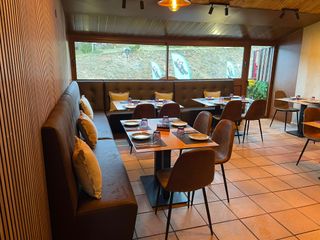 Sofa tapizado a cuadros en polipiel