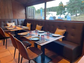 Sofa tapizado a cuadros en polipiel