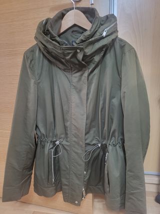 Trench con capucha escondida 