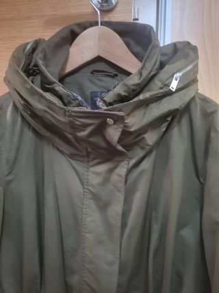 Trench con capucha escondida 