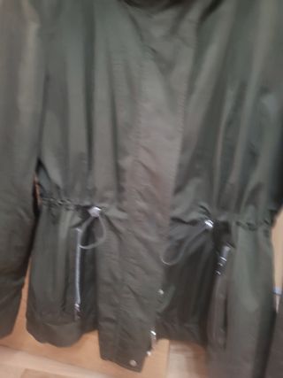 Trench con capucha escondida 