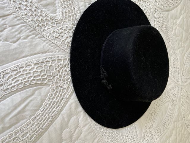 Sombrero negro ala ancha