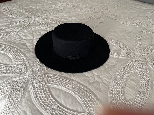 Sombrero negro ala ancha