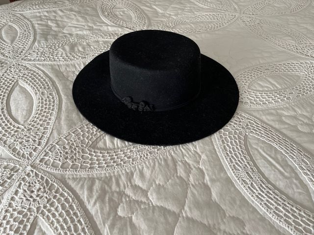 Sombrero negro ala ancha
