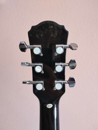Guitarra marca Oscar Schmidt