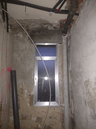 Ventana aluminio con cristal translucido