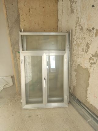 Ventana de aluminio cristal translucido