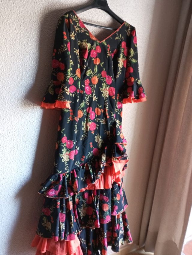 Traje gitana y zapatillas