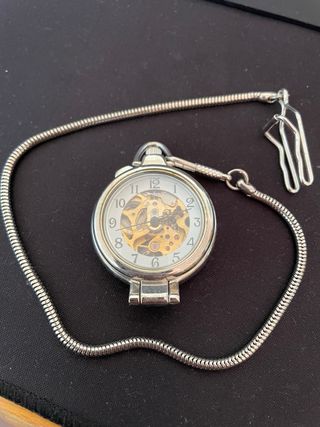 Relógio de bolso com pedras preciosas