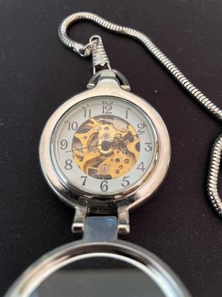 Relógio de bolso com pedras preciosas