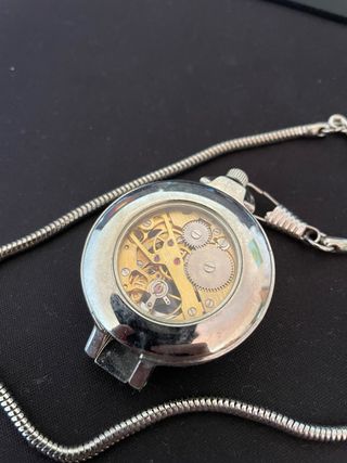 Relógio de bolso com pedras preciosas