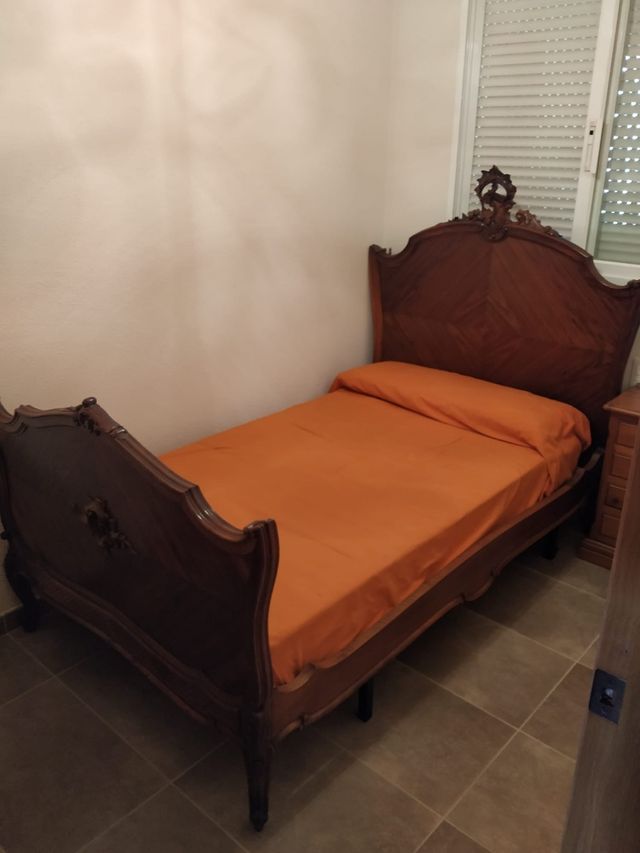 Cama antigua, somier y colchón incluidos