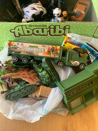 Scatola giocattoli vari + casco bicicletta