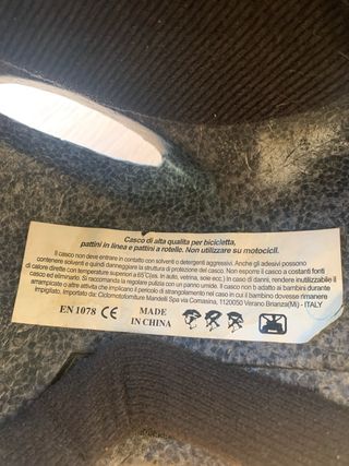 Scatola giocattoli vari + casco bicicletta