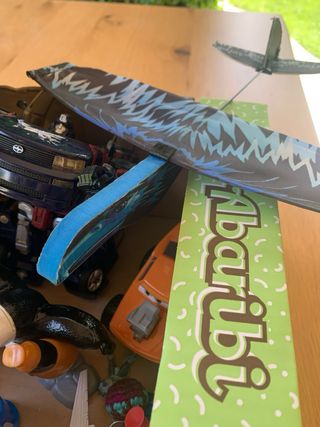 Scatola giocattoli vari + casco bicicletta