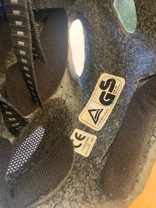 Scatola giocattoli vari + casco bicicletta