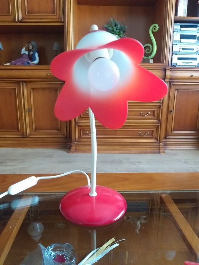 Lámpara de techo y quinque a juego.